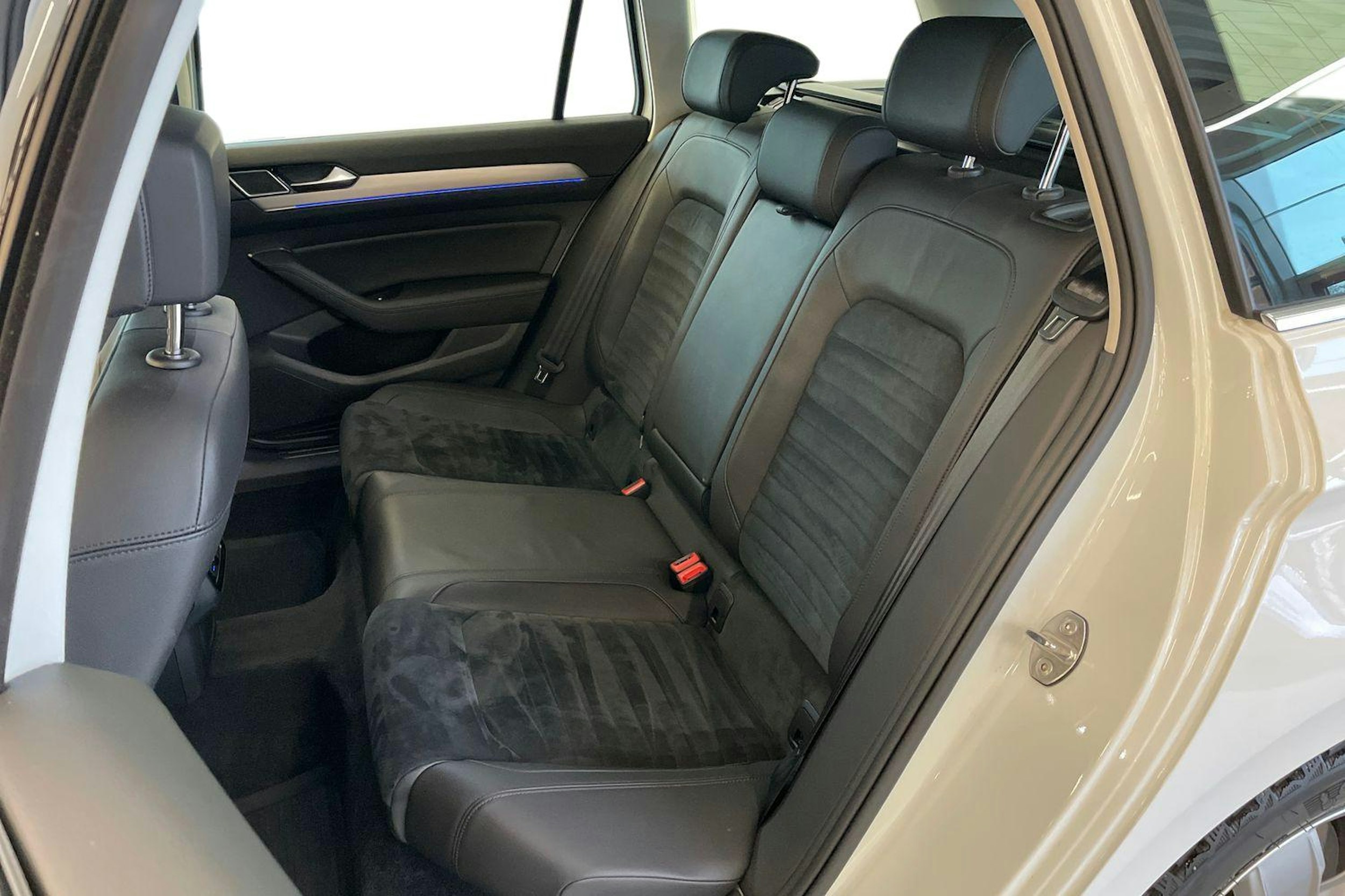 Valkoinen Volkswagen PASSAT 2018 kuva 10.