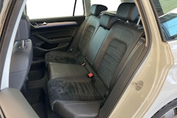 Valkoinen Volkswagen PASSAT 2018 kuva 10.