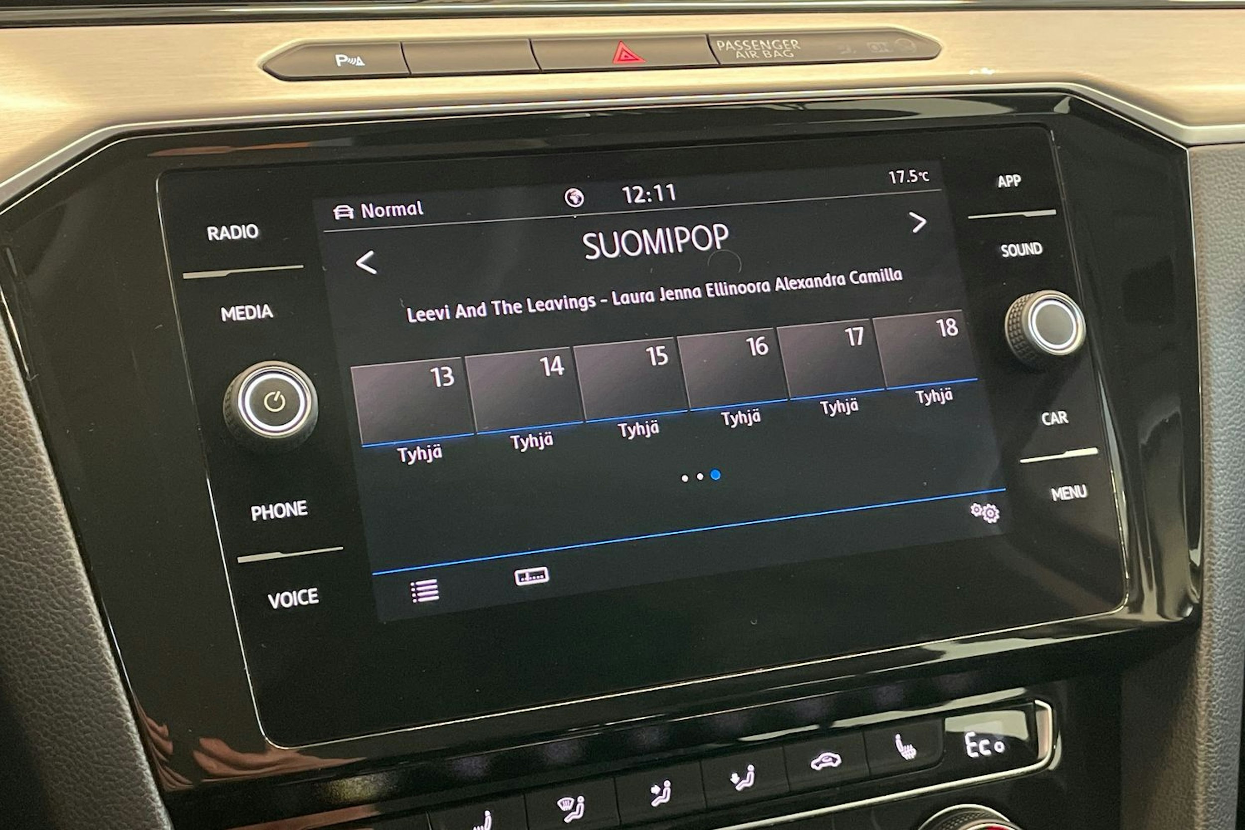 Valkoinen Volkswagen PASSAT 2018 kuva 17.