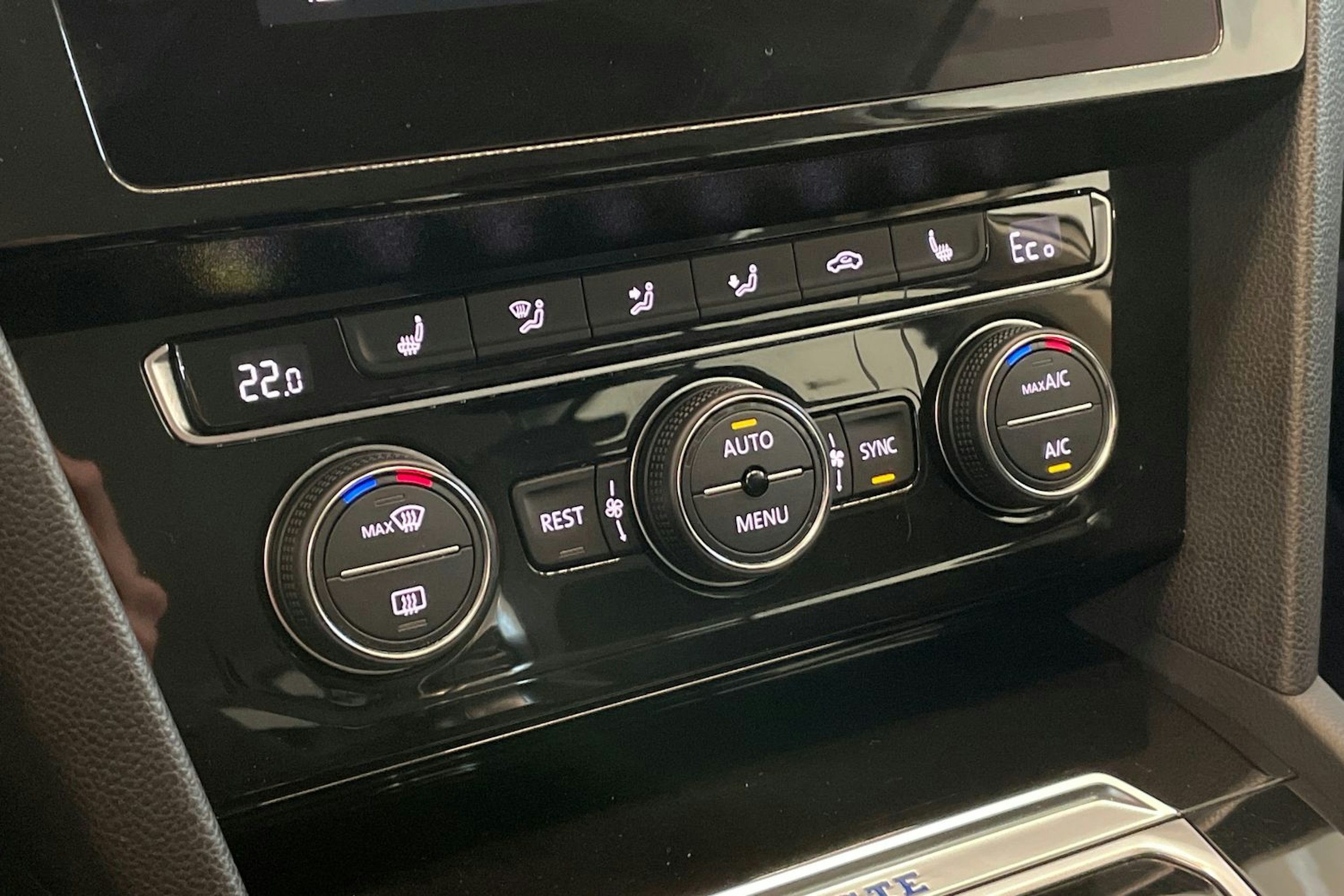 Valkoinen Volkswagen PASSAT 2018 kuva 18.