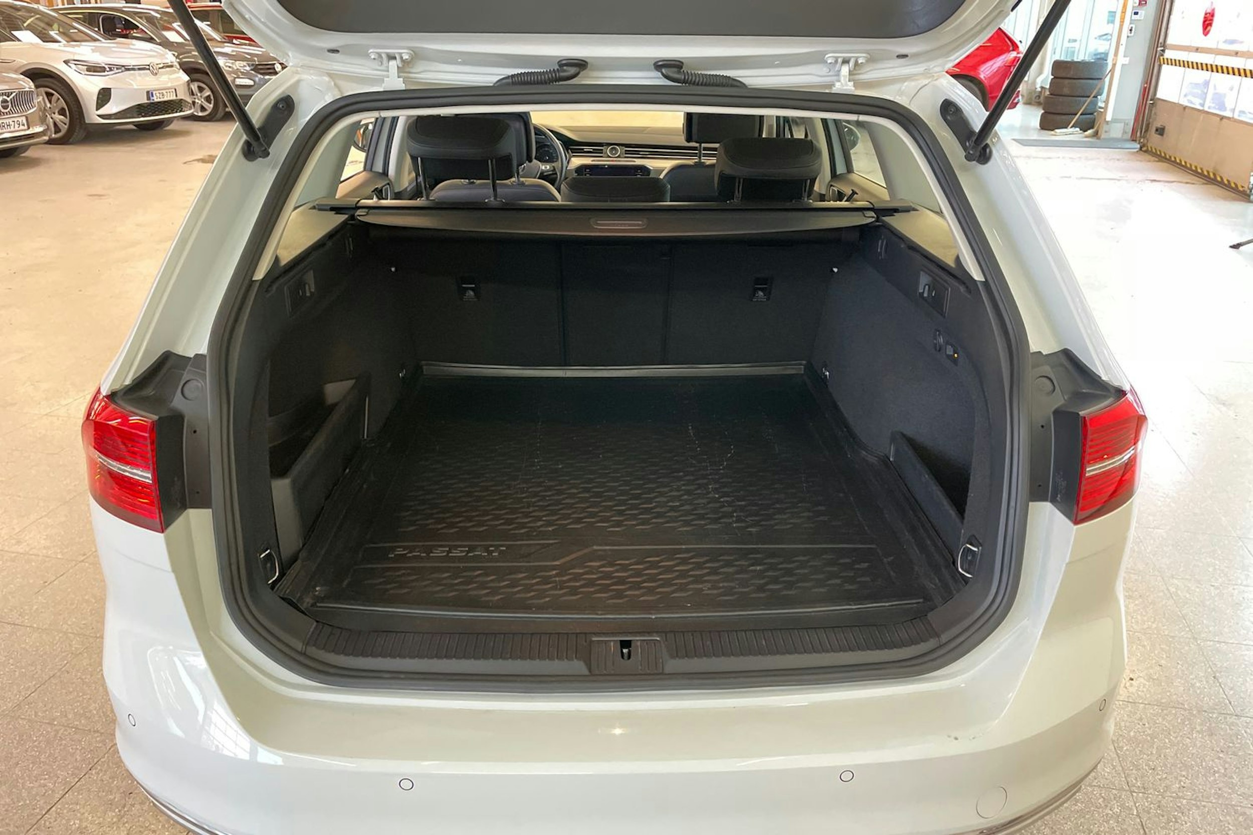 Valkoinen Volkswagen PASSAT 2018 kuva 22.