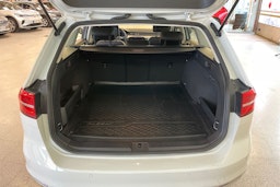 Valkoinen Volkswagen PASSAT 2018 kuva 22.