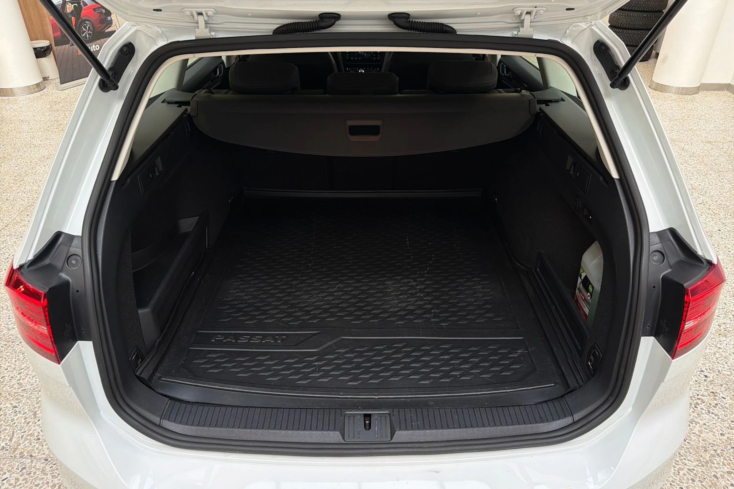 valkoinen Volkswagen Passat 2018 kuva 28.