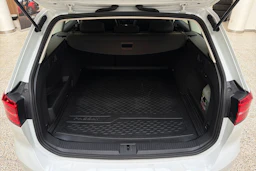 valkoinen Volkswagen Passat 2018 kuva 28.