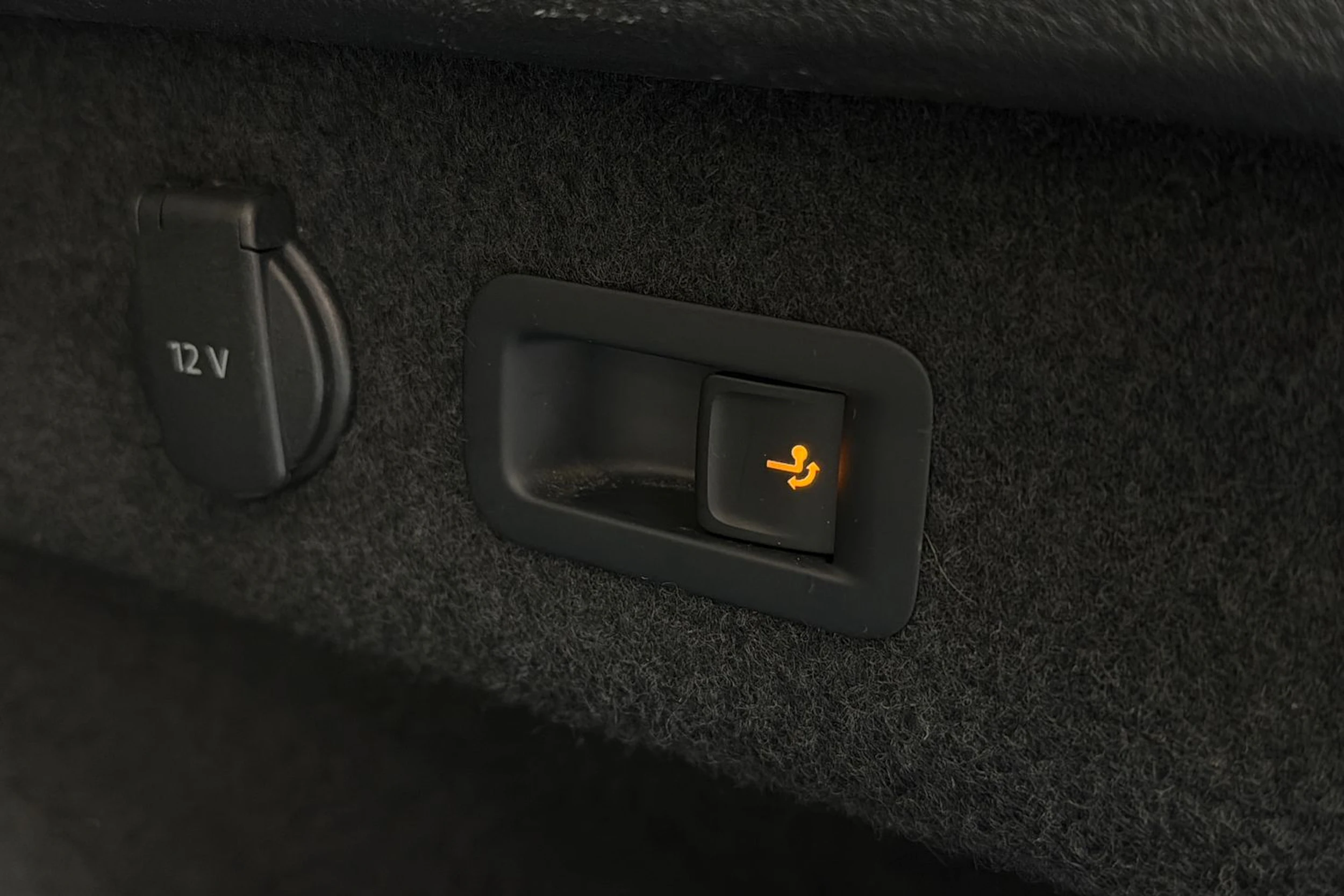 valkoinen Volkswagen Passat 2018 kuva 29.