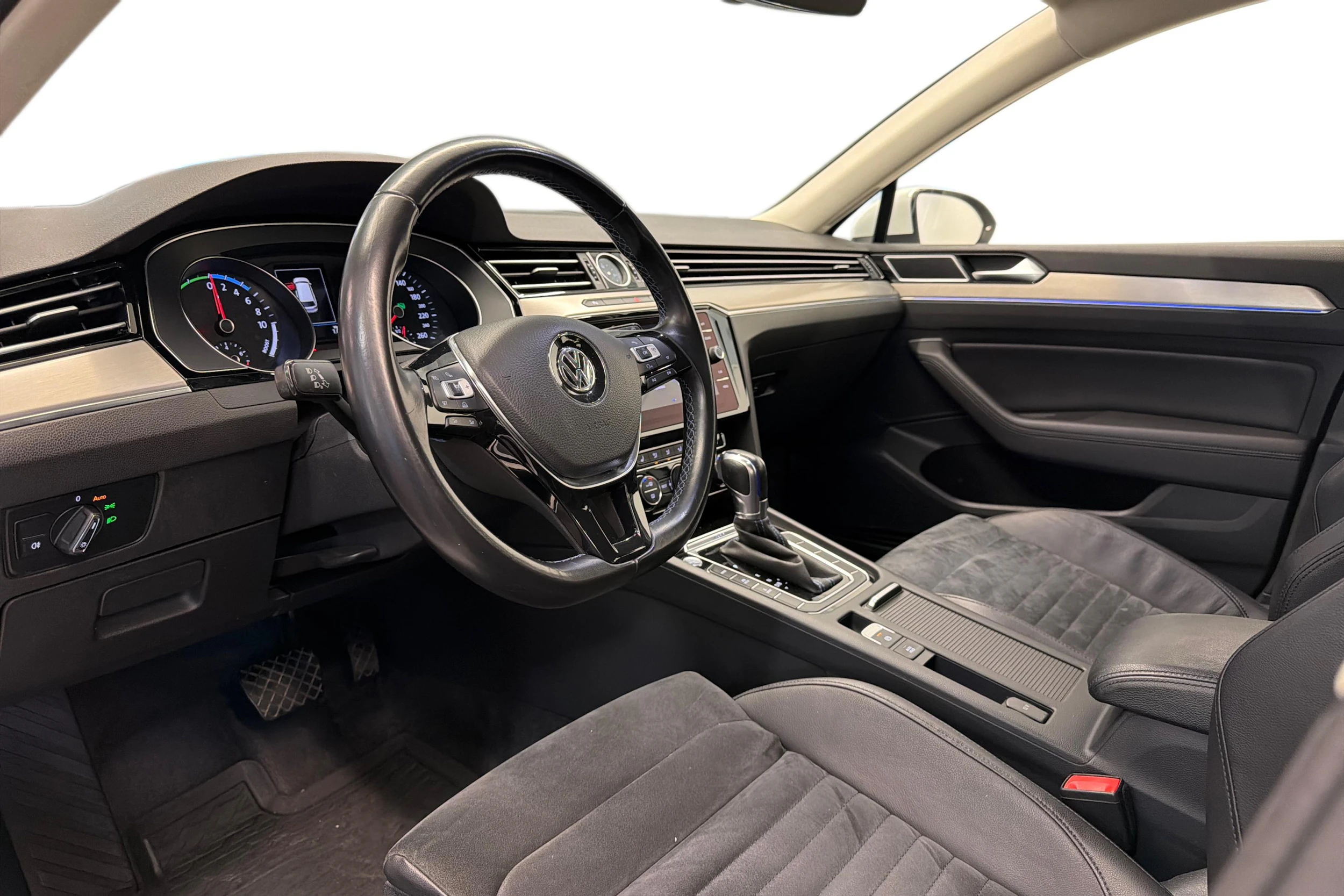 valkoinen Volkswagen Passat 2018 kuva 8.