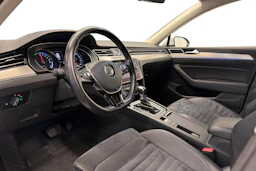 valkoinen Volkswagen Passat 2018 kuva 8.