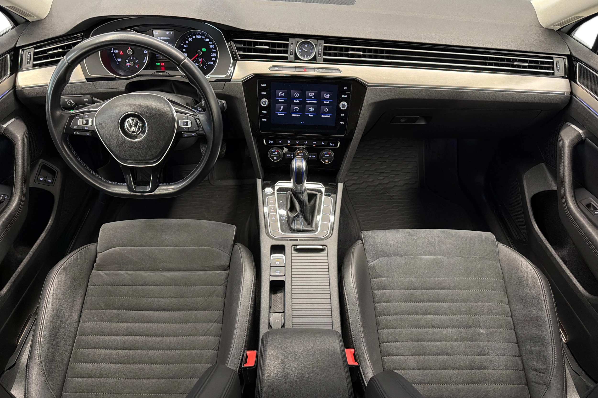 valkoinen Volkswagen Passat 2018 kuva 9.