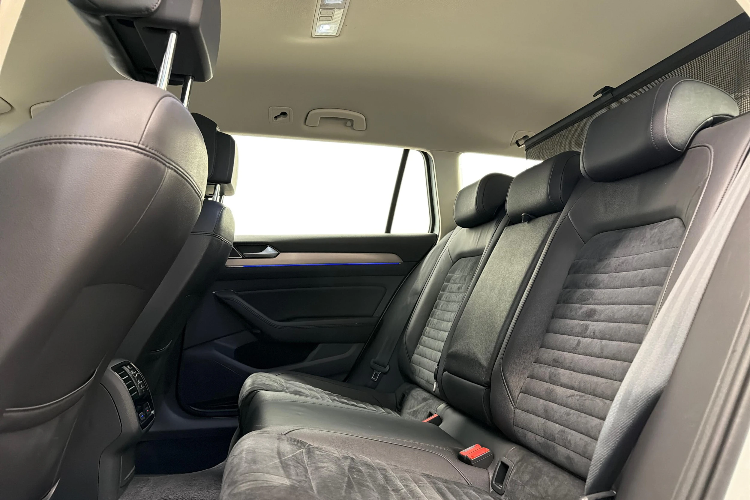 valkoinen Volkswagen Passat 2018 kuva 11.