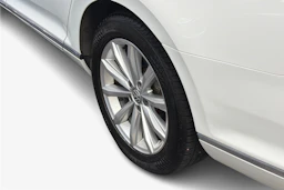 valkoinen Volkswagen Passat 2018 kuva 12.