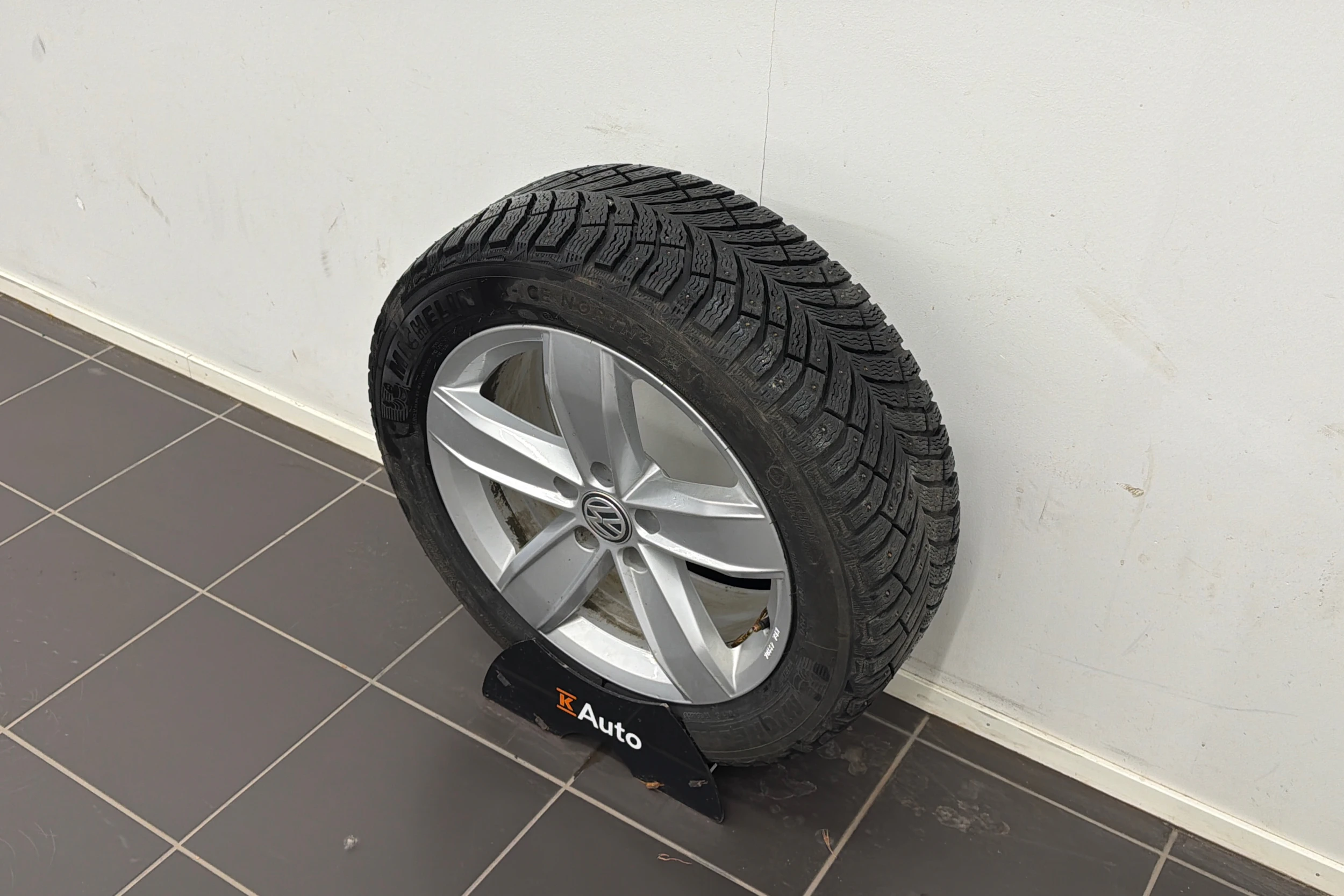valkoinen Volkswagen Passat 2018 kuva 13.