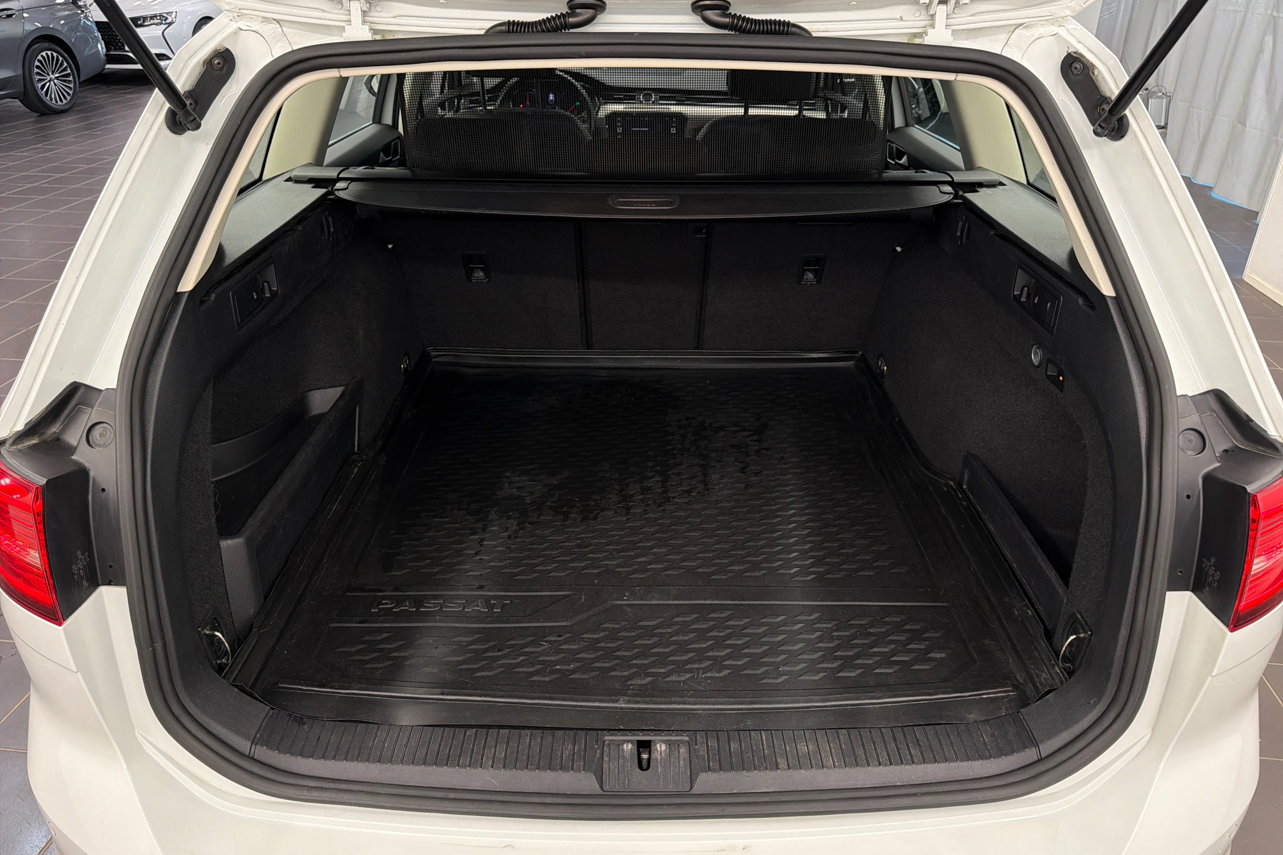valkoinen Volkswagen Passat 2018 kuva 15.
