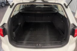valkoinen Volkswagen Passat 2018 kuva 15.