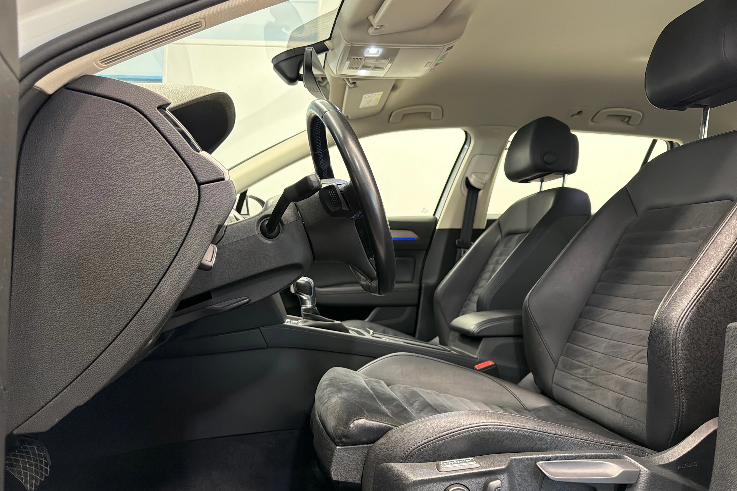 valkoinen Volkswagen Passat 2018 kuva 19.