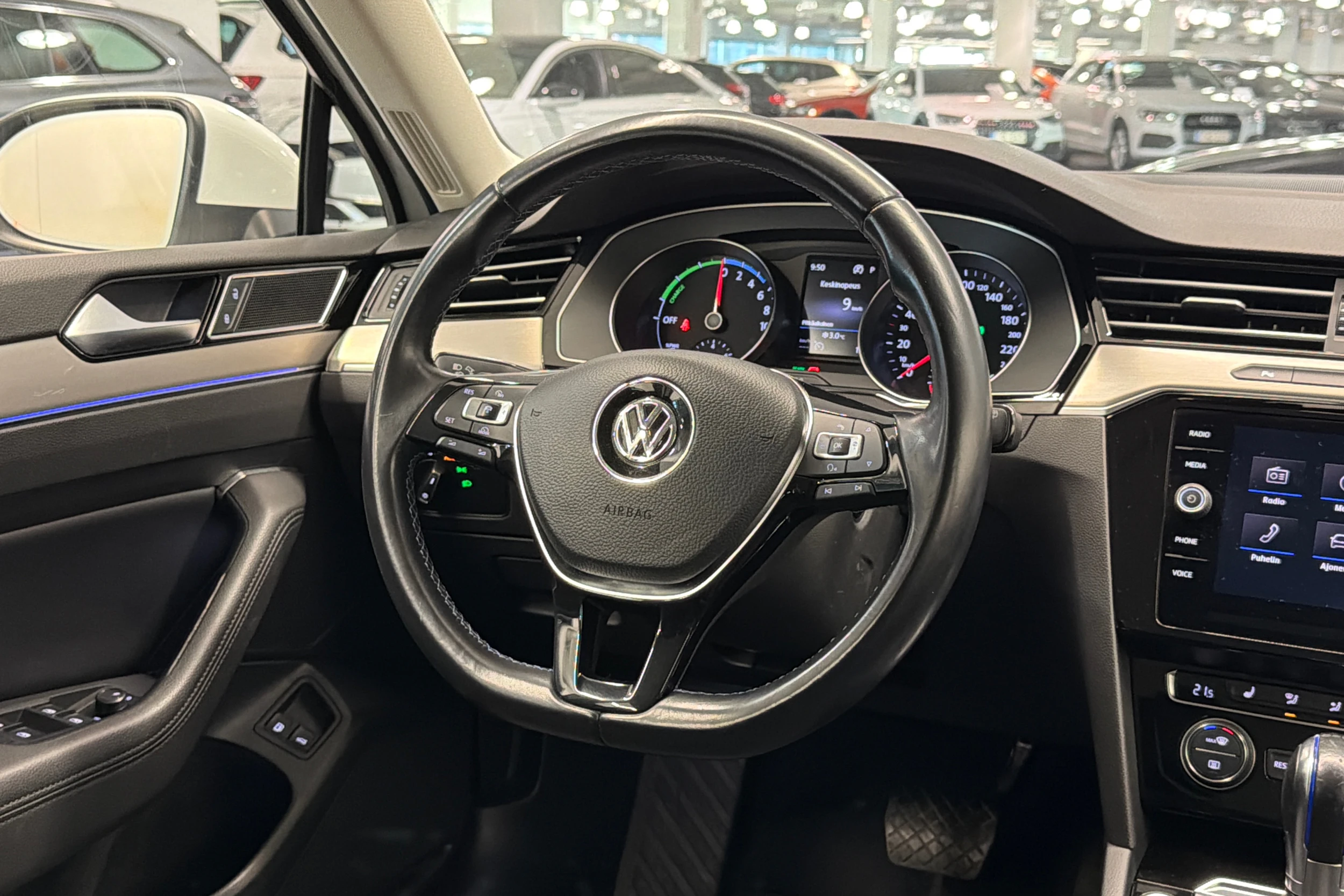 valkoinen Volkswagen Passat 2018 kuva 20.
