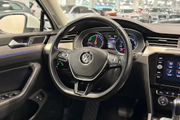 valkoinen Volkswagen Passat 2018 kuva 20.