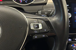 valkoinen Volkswagen Passat 2018 kuva 22.