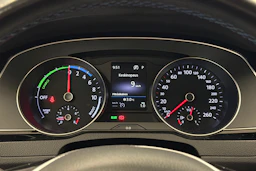 valkoinen Volkswagen Passat 2018 kuva 23.