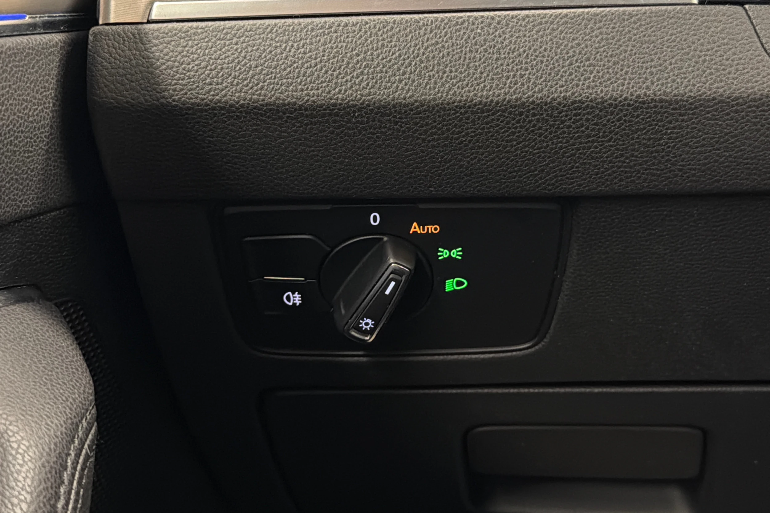 valkoinen Volkswagen Passat 2018 kuva 24.