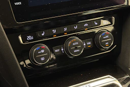 valkoinen Volkswagen Passat 2018 kuva 28.