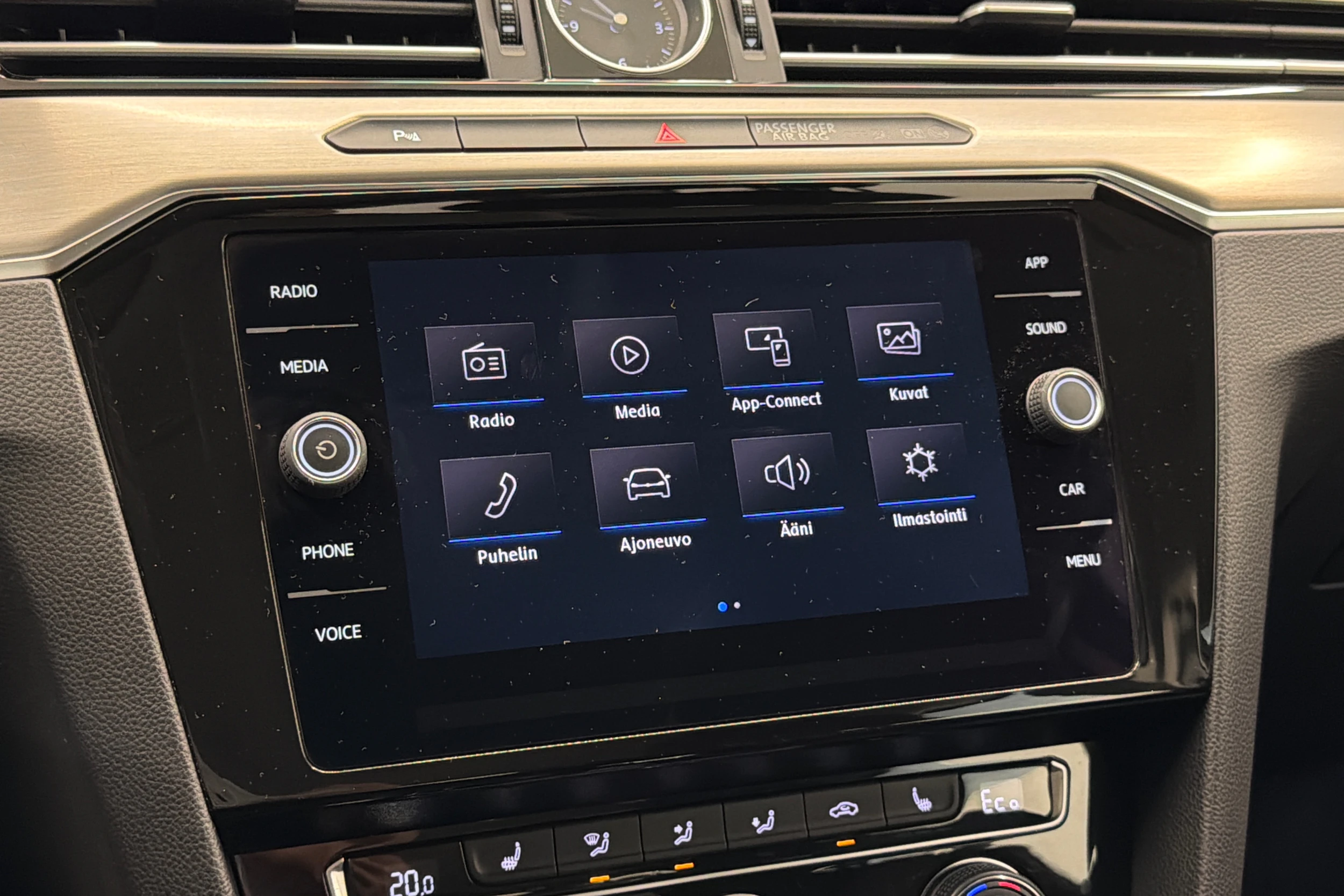 valkoinen Volkswagen Passat 2018 kuva 29.