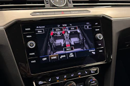 valkoinen Volkswagen Passat 2018 kuva 30.