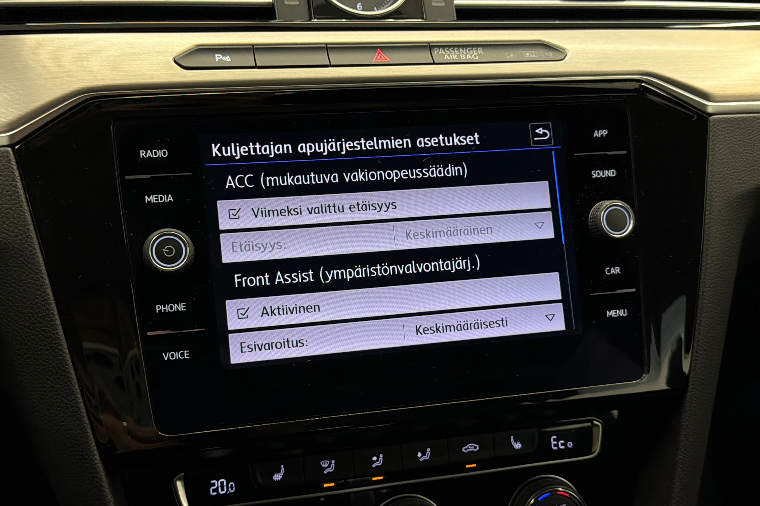 valkoinen Volkswagen Passat 2018 kuva 32.