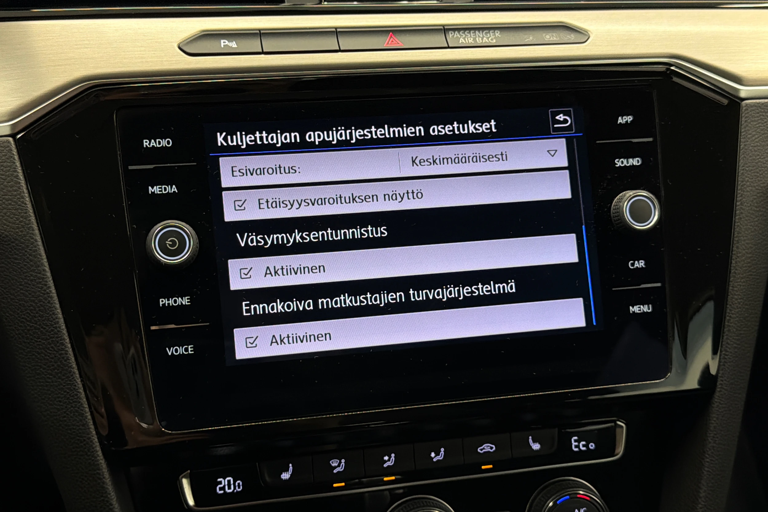 valkoinen Volkswagen Passat 2018 kuva 33.