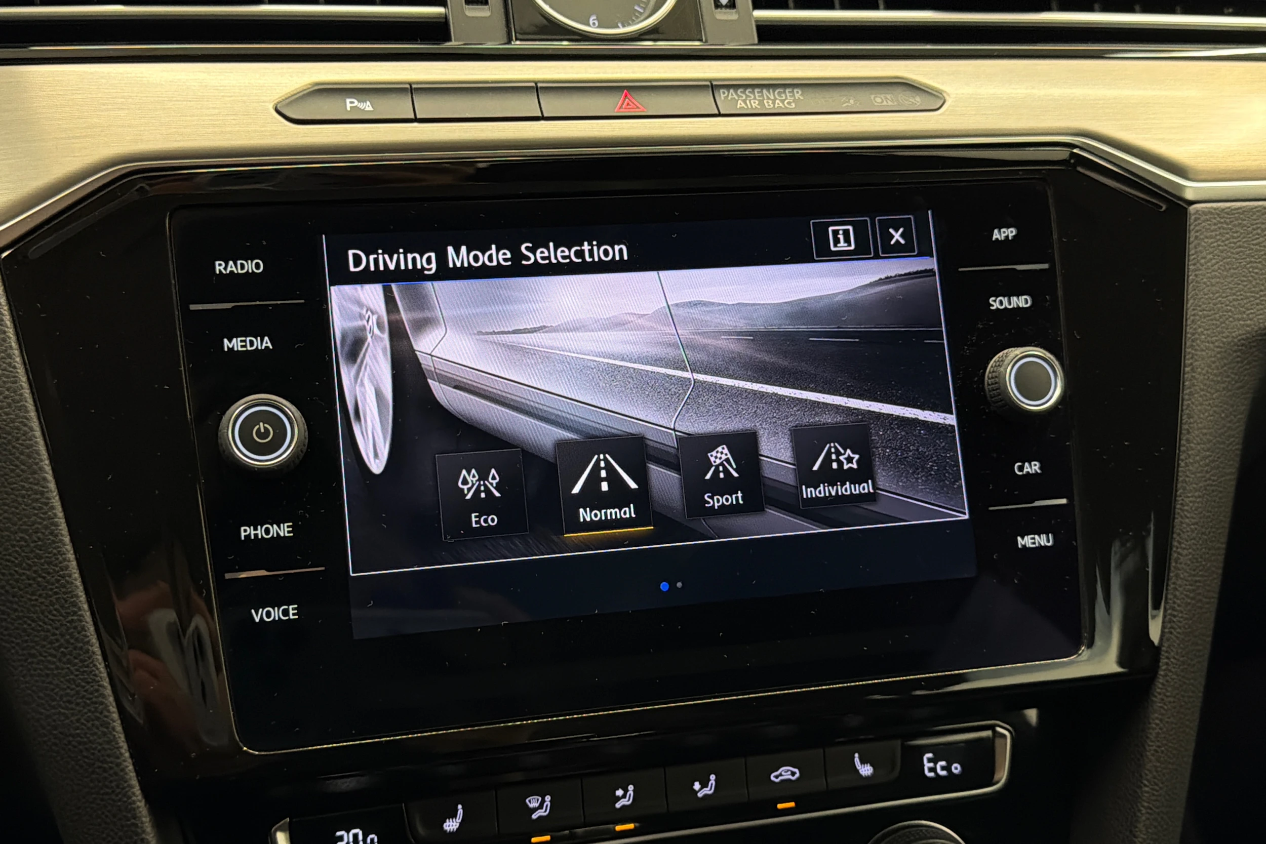 valkoinen Volkswagen Passat 2018 kuva 34.