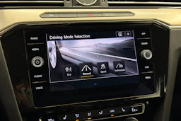 valkoinen Volkswagen Passat 2018 kuva 34.