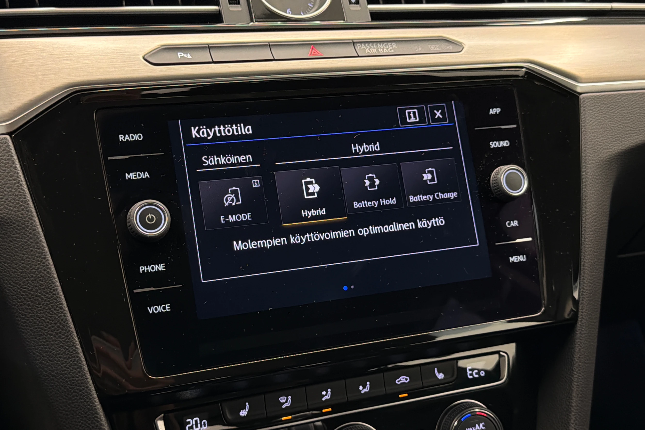 valkoinen Volkswagen Passat 2018 kuva 35.