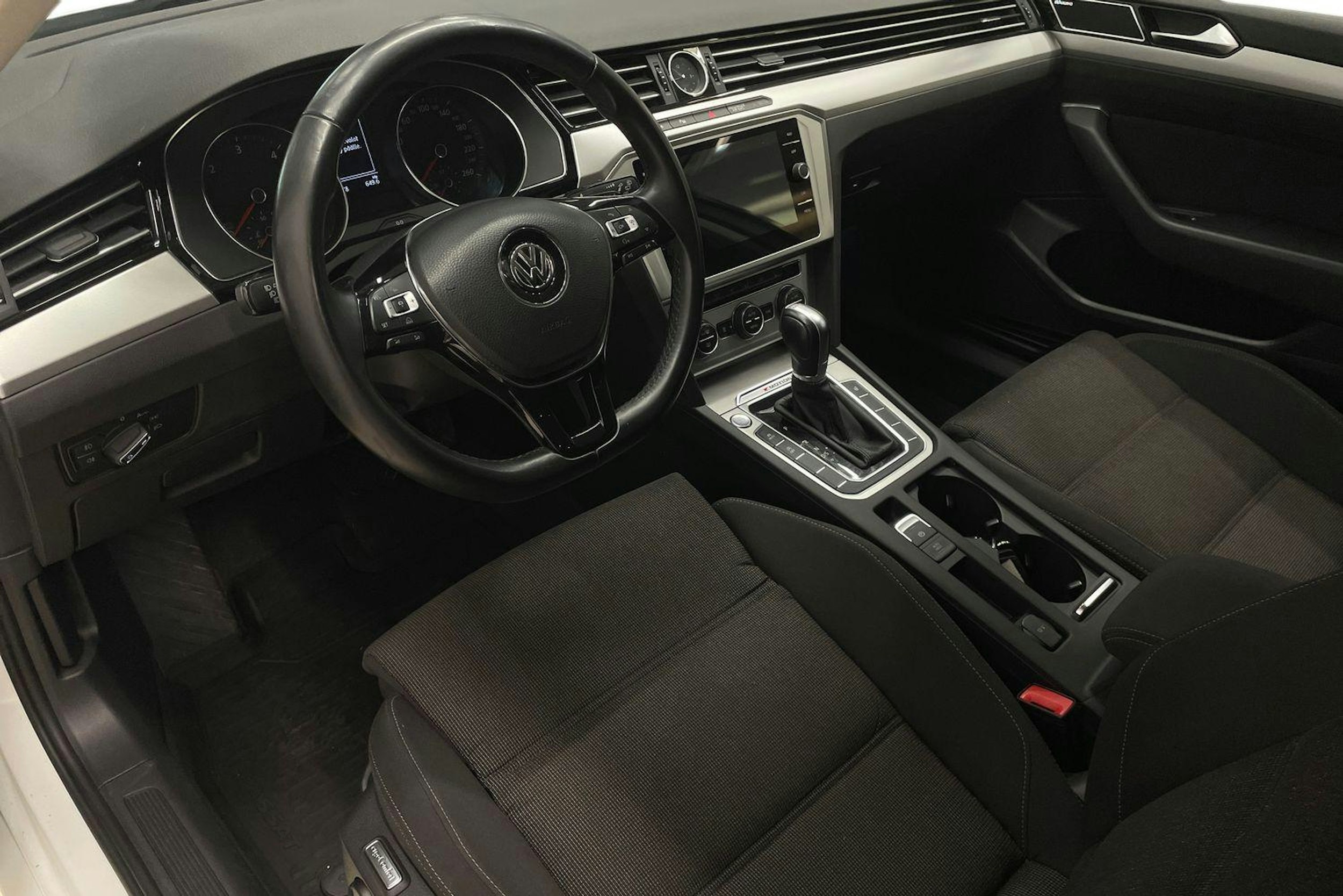 Valkoinen Volkswagen PASSAT 2018 kuva 7.