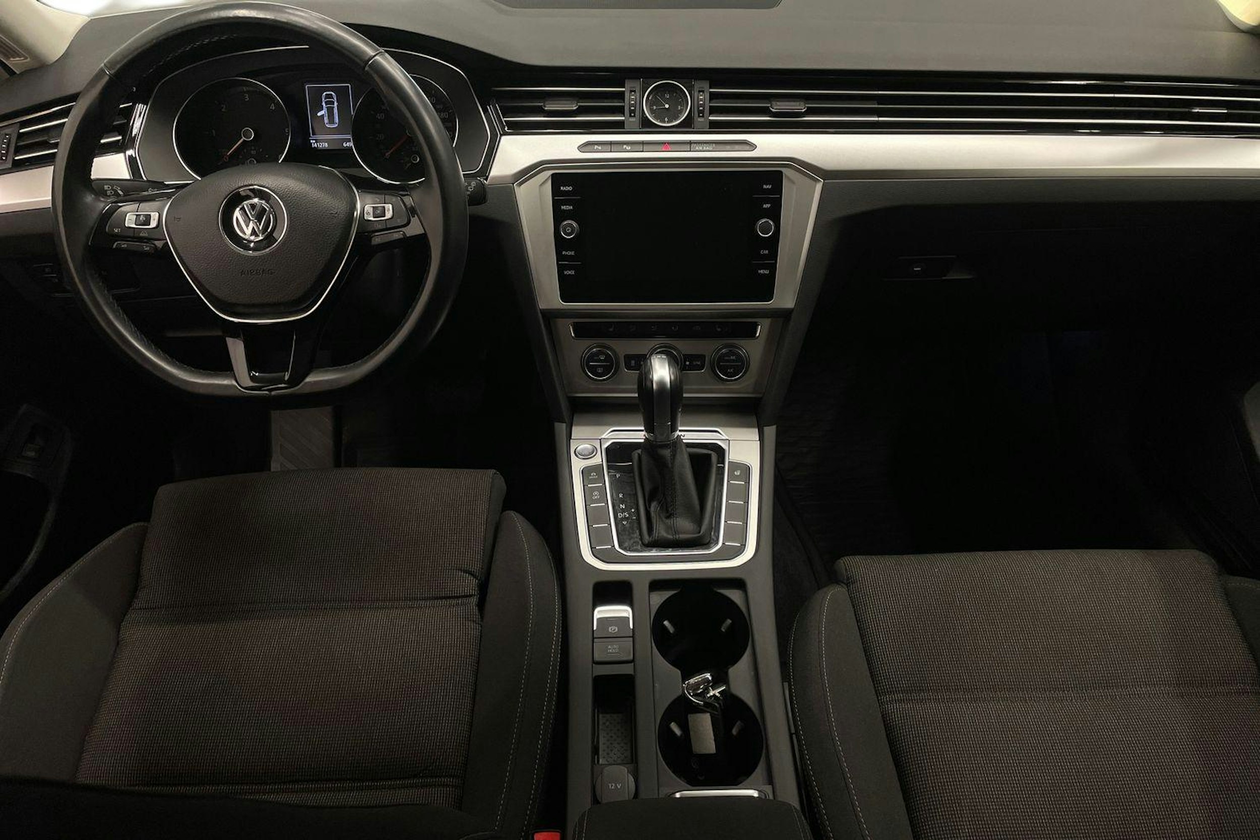 Valkoinen Volkswagen PASSAT 2018 kuva 9.