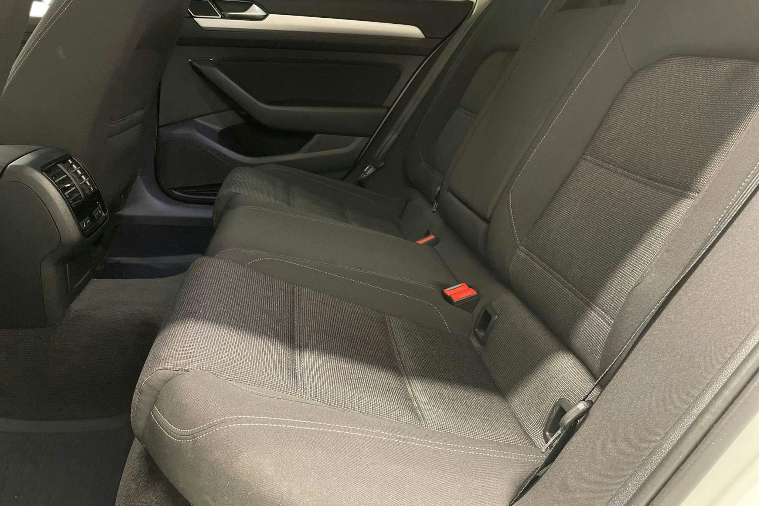 Valkoinen Volkswagen PASSAT 2018 kuva 10.