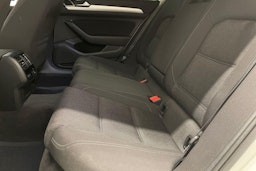 Valkoinen Volkswagen PASSAT 2018 kuva 10.
