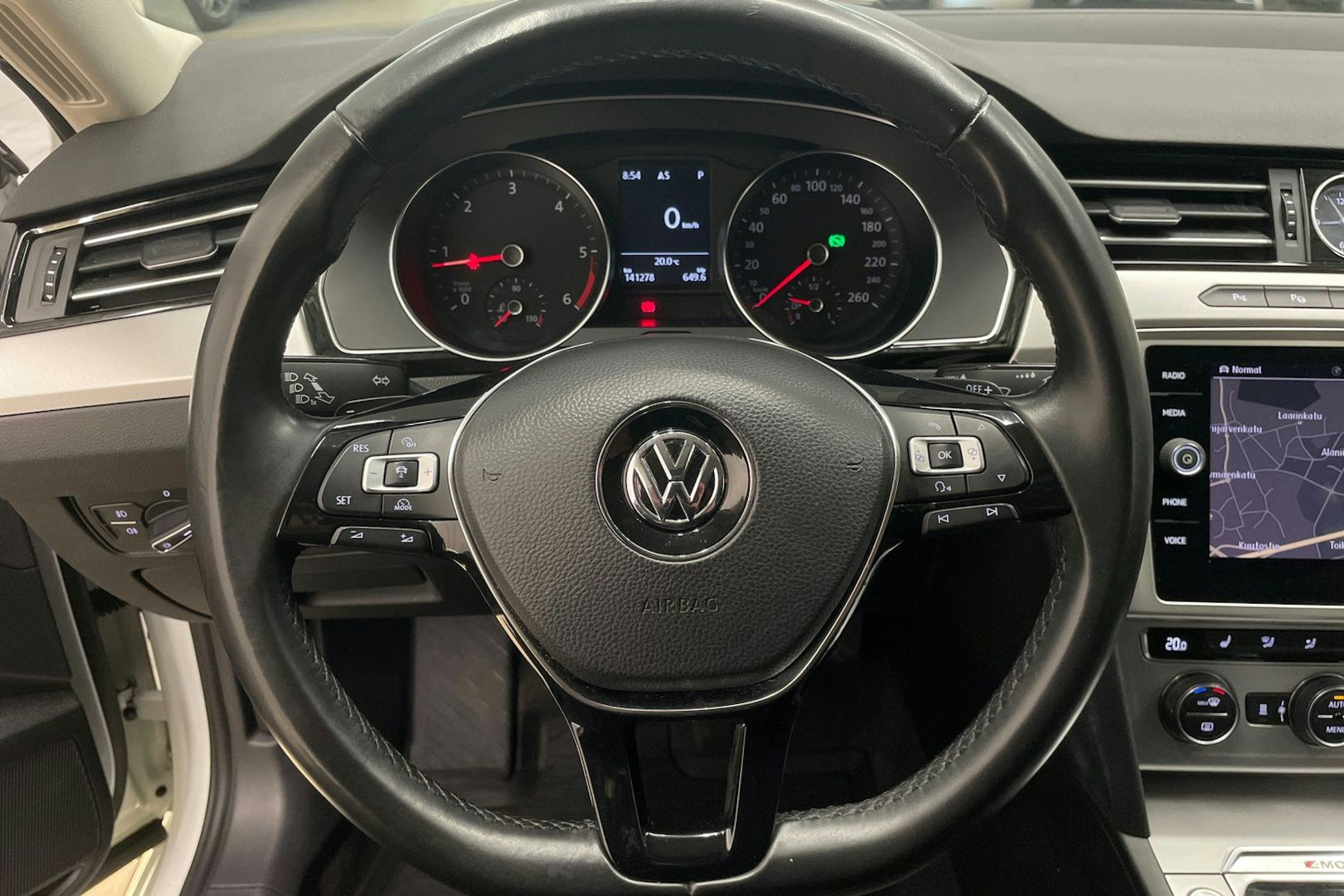 Valkoinen Volkswagen PASSAT 2018 kuva 17.
