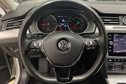 Valkoinen Volkswagen PASSAT 2018 kuva 17.