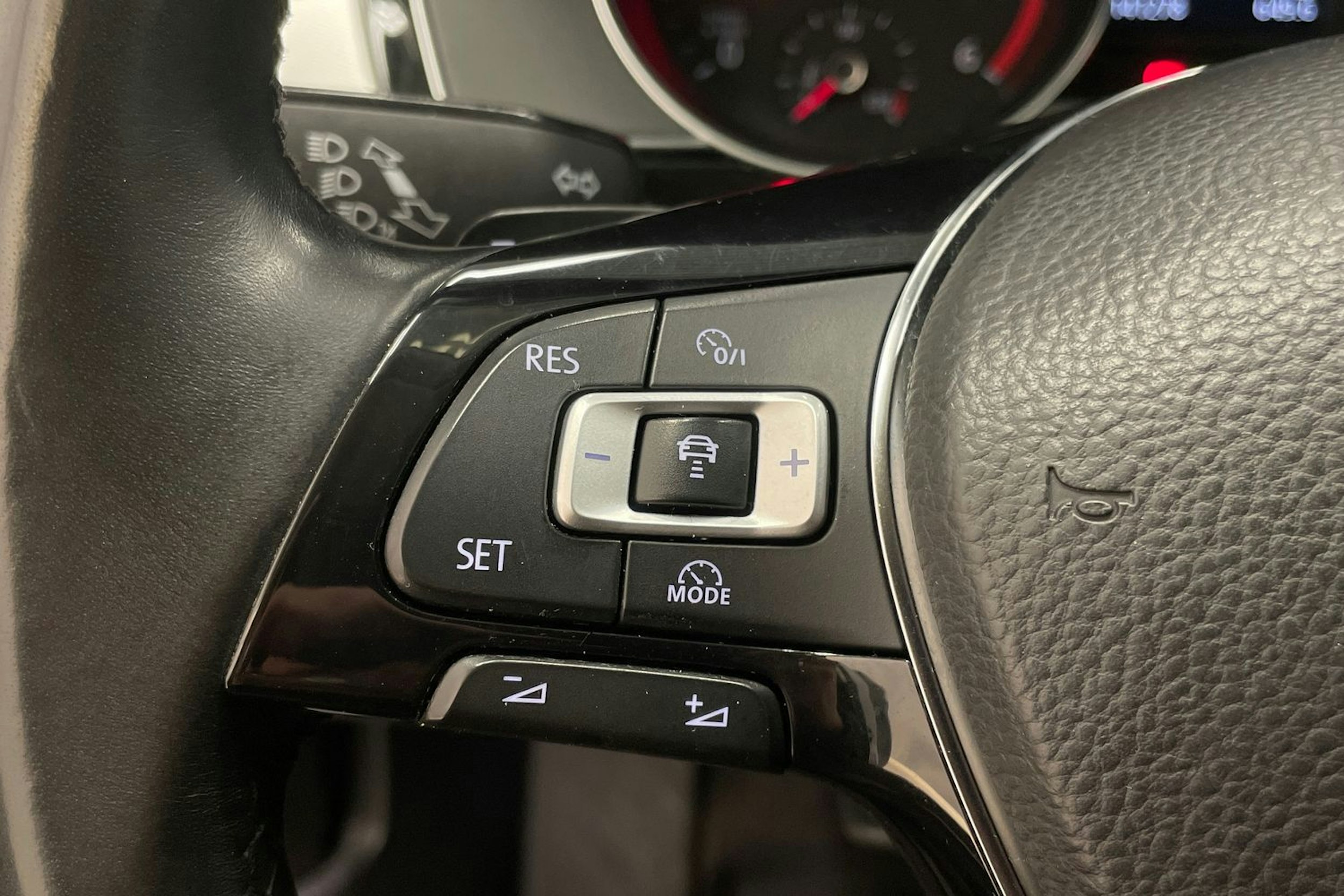 Valkoinen Volkswagen PASSAT 2018 kuva 18.