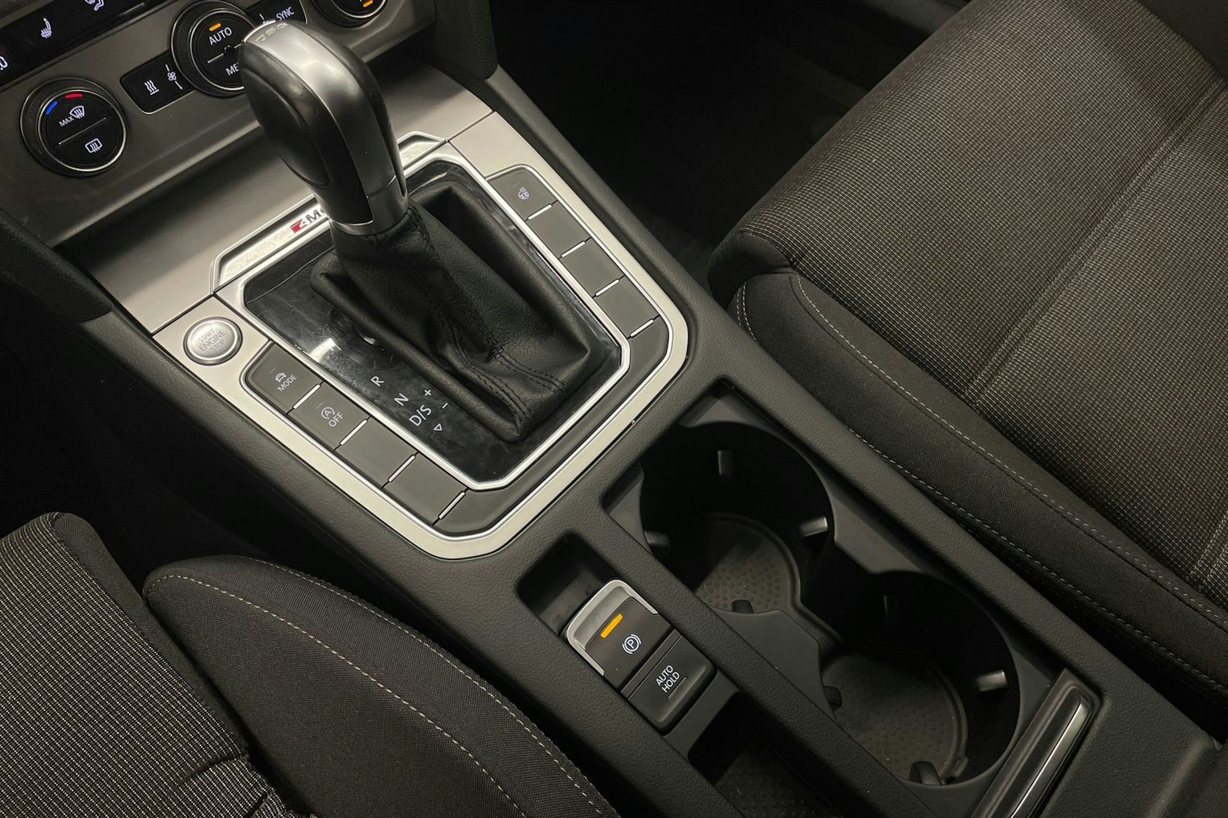 Valkoinen Volkswagen PASSAT 2018 kuva 20.