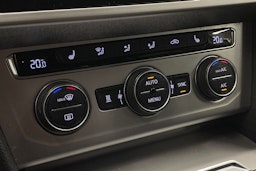 Valkoinen Volkswagen PASSAT 2018 kuva 21.