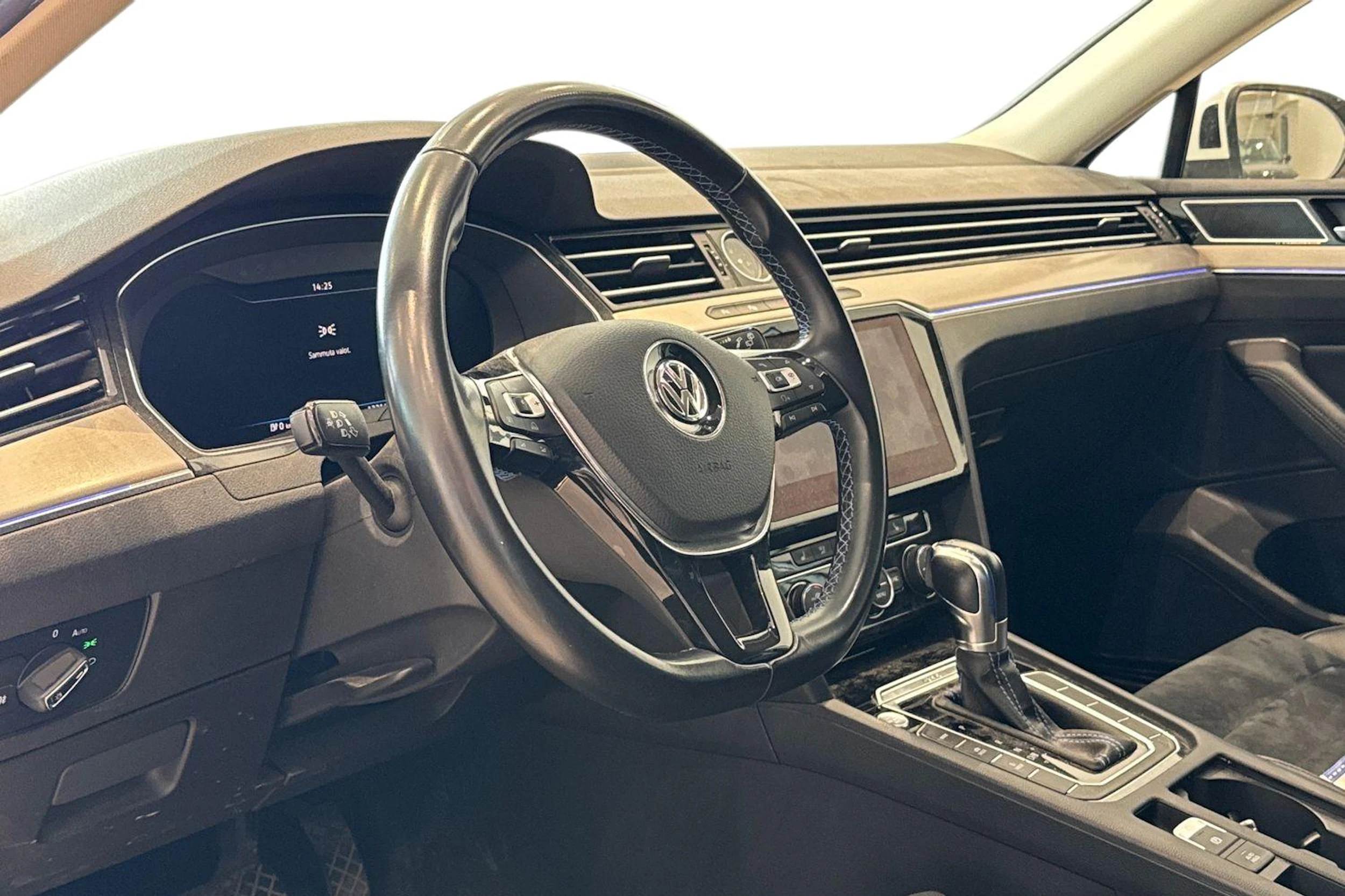 valkoinen Volkswagen Passat 2018 kuva 3.