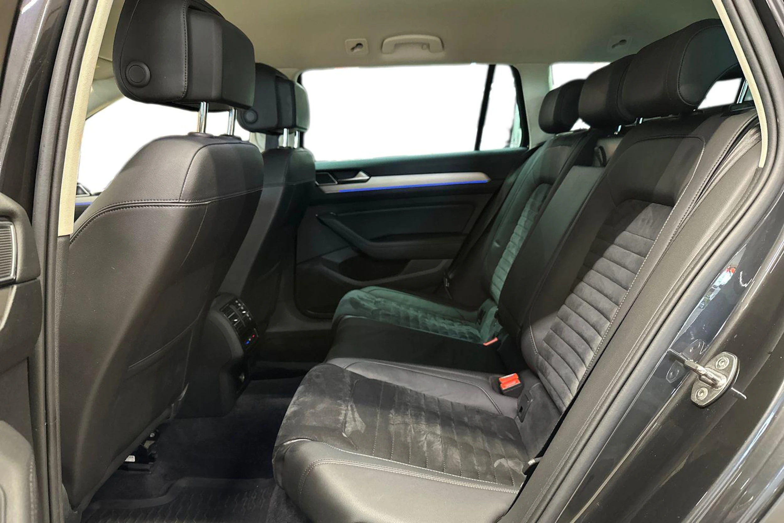 harmaa Volkswagen Passat 2018 kuva 8.