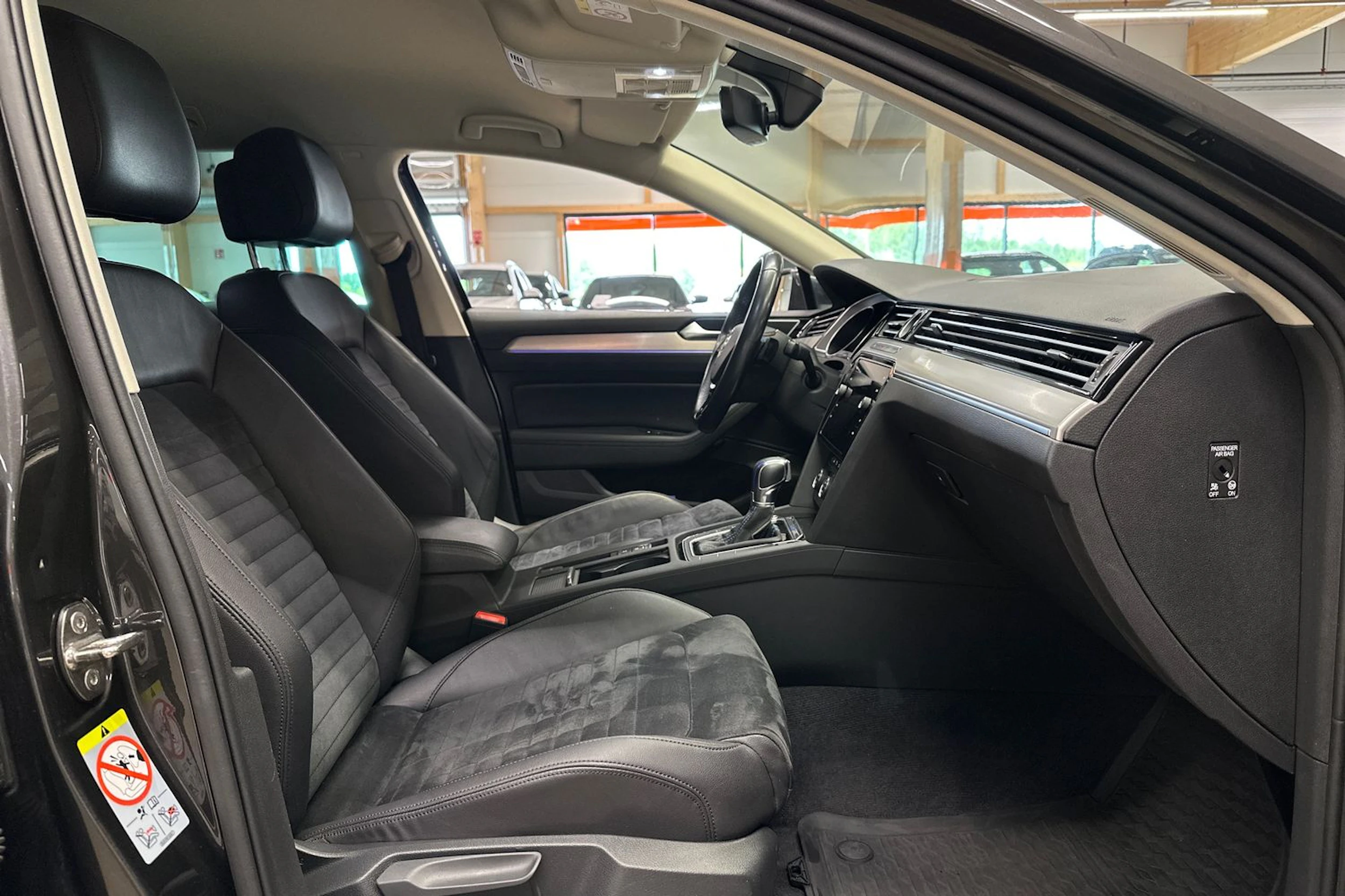 harmaa Volkswagen Passat 2018 kuva 11.