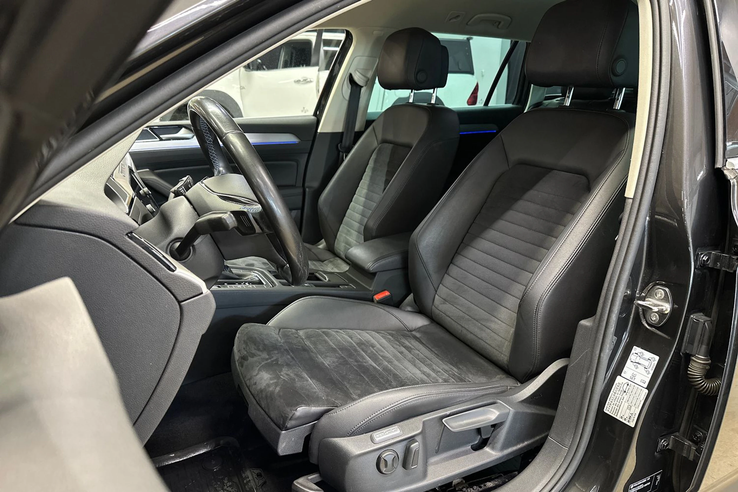 harmaa Volkswagen Passat 2018 kuva 12.