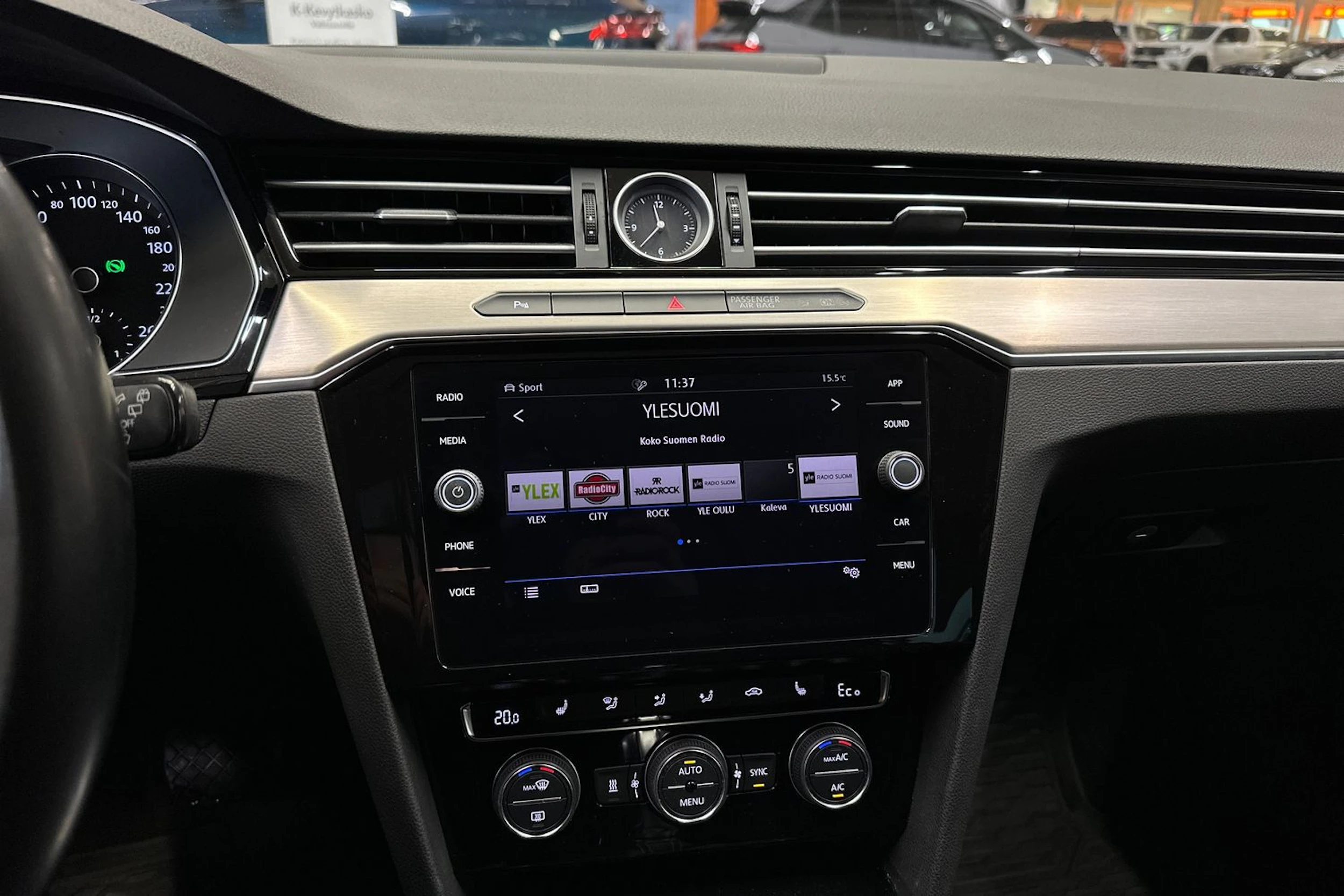 harmaa Volkswagen Passat 2018 kuva 18.
