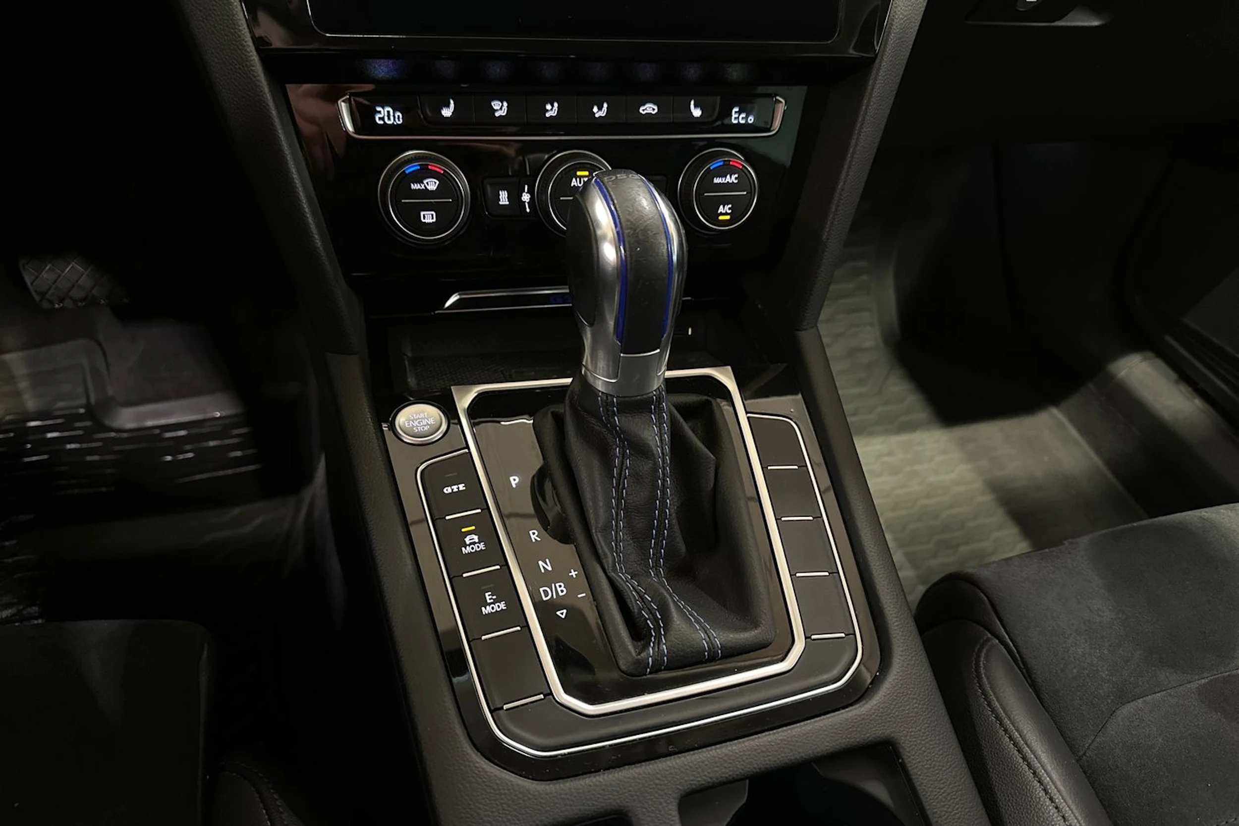 harmaa Volkswagen Passat 2018 kuva 19.