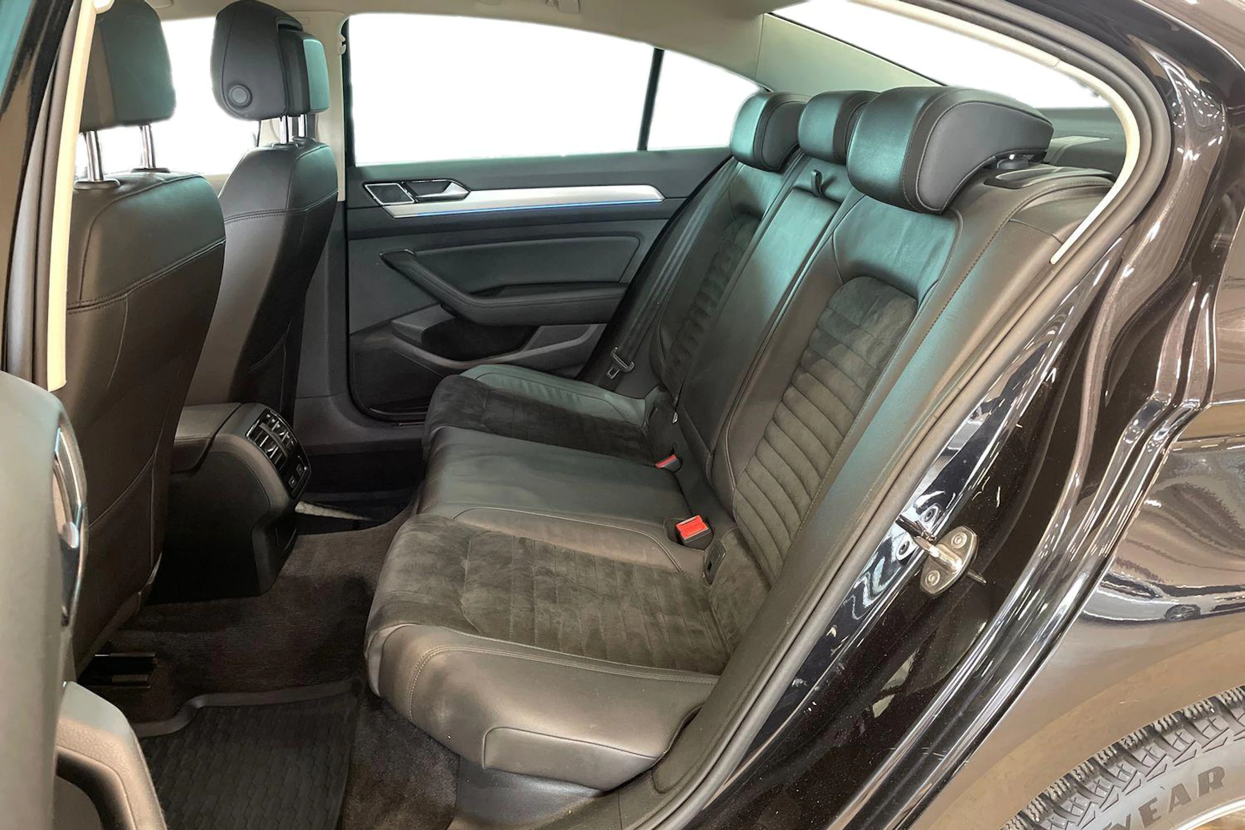 musta Volkswagen Passat 2018 kuva 8.