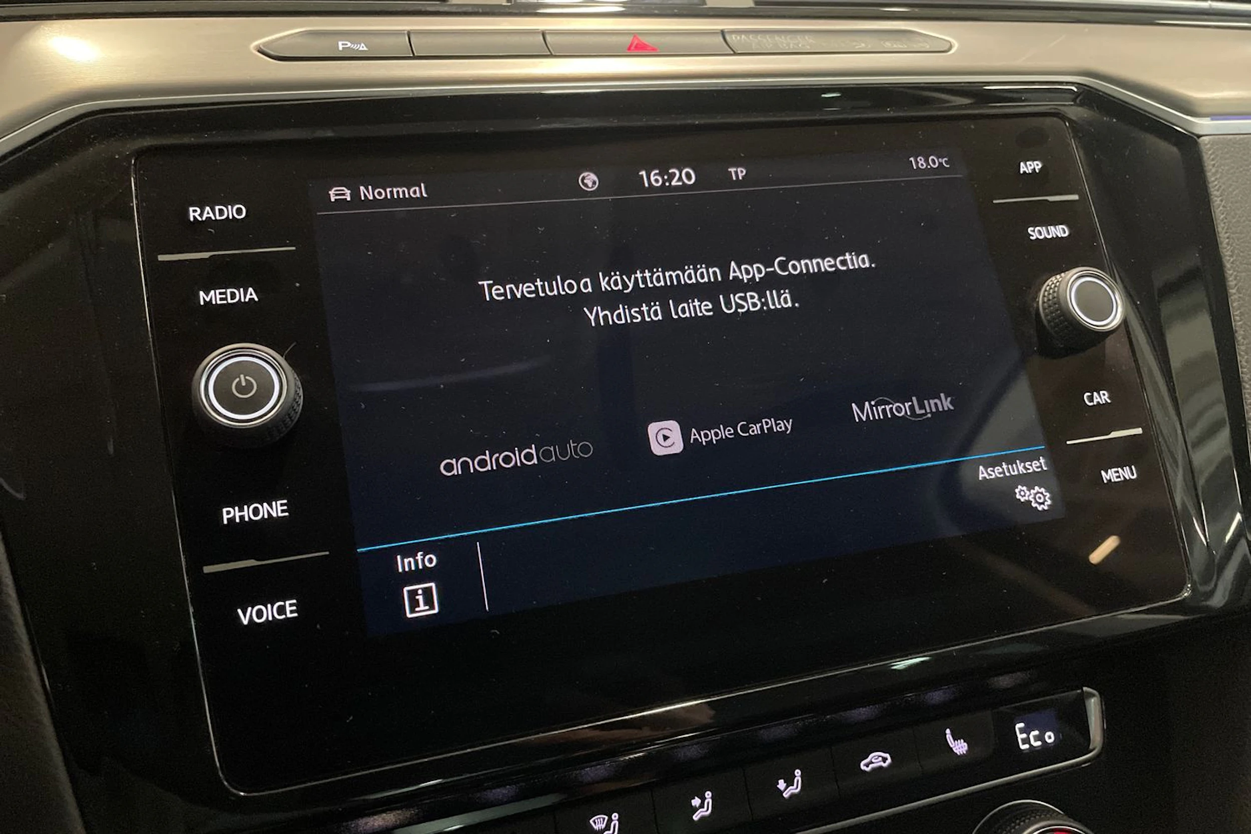 musta Volkswagen Passat 2018 kuva 21.