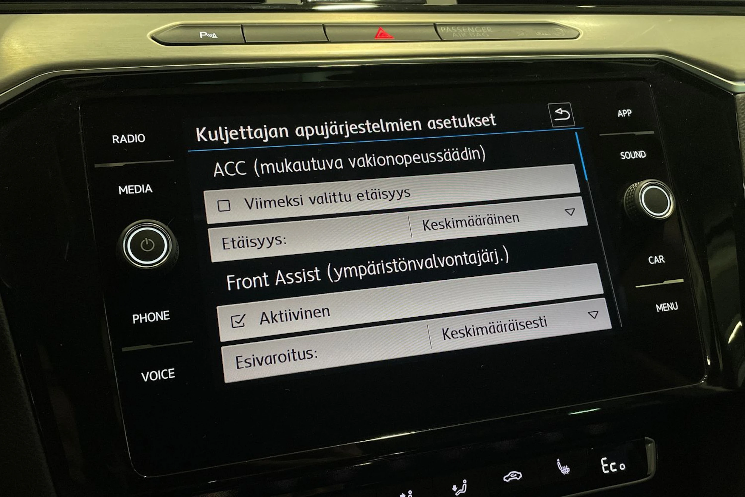 musta Volkswagen Passat 2018 kuva 22.