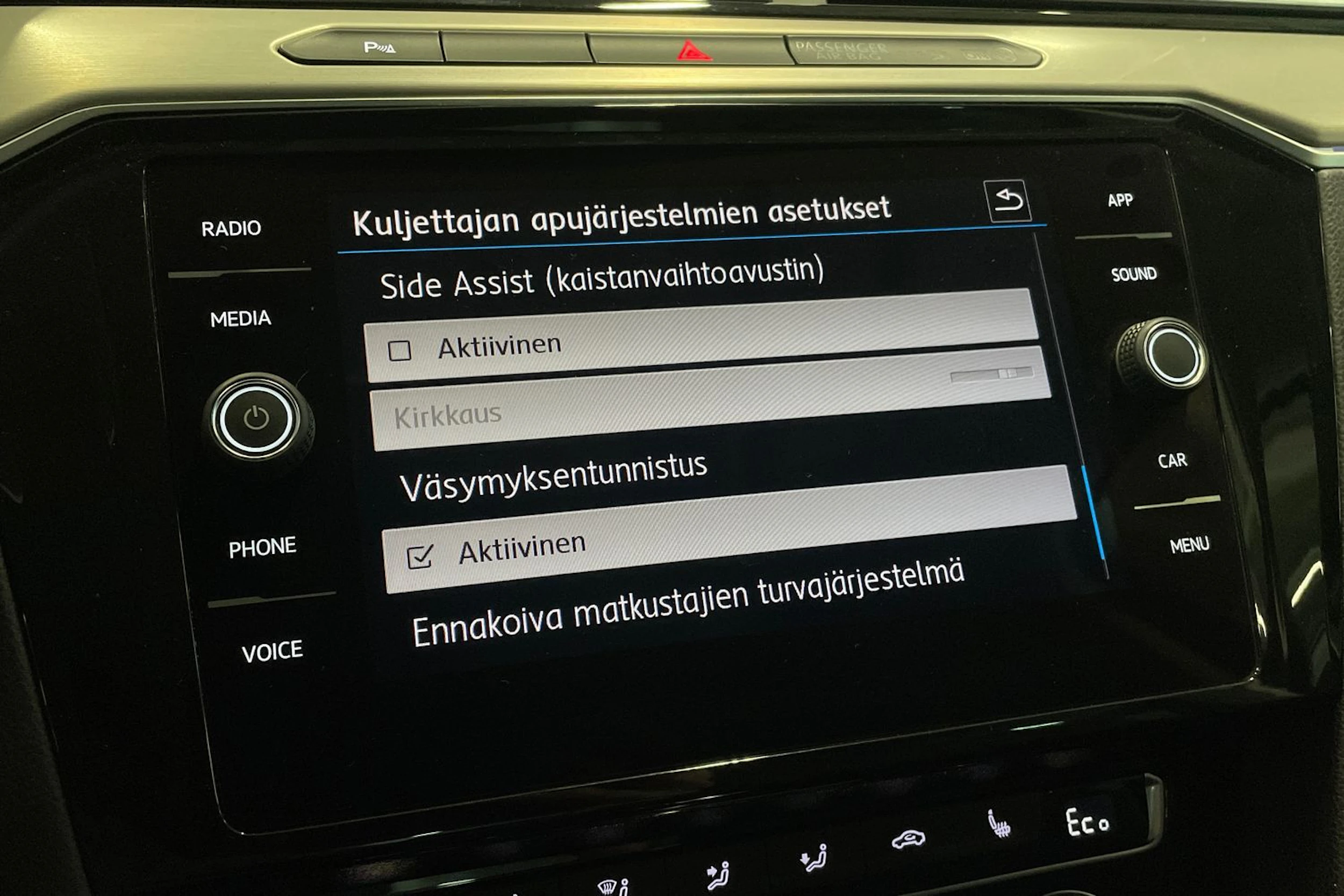musta Volkswagen Passat 2018 kuva 24.
